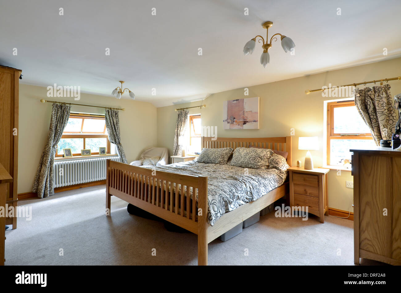 Master-Schlafzimmer mit gerahmten Holzbett Stockfoto