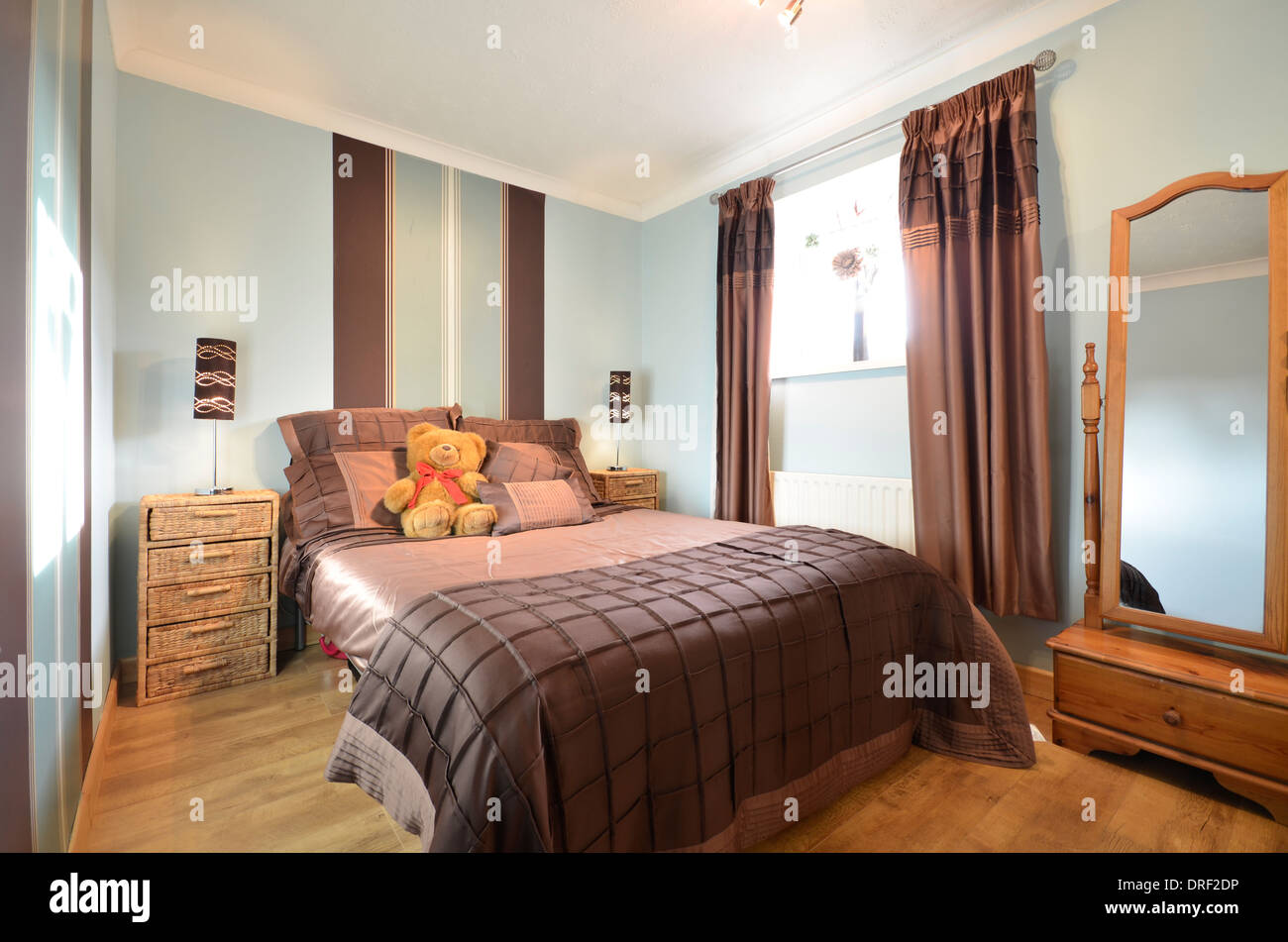 stilvolle Gästezimmer mit Doppelbett und Möbeln aus Kiefernholz Stockfoto