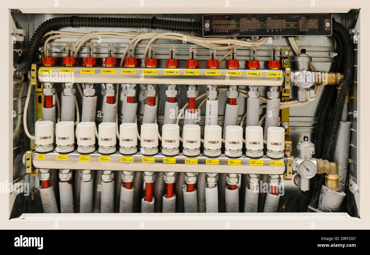 Isolierte Rohre und Ventile in einem zentralen System für Heizung und Klimaanlage Stockfoto
