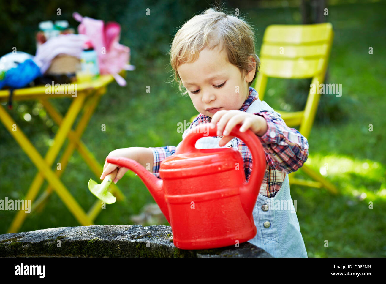 Kleines Mädchen im Garten, München, Bayern, Deutschland Stockfoto