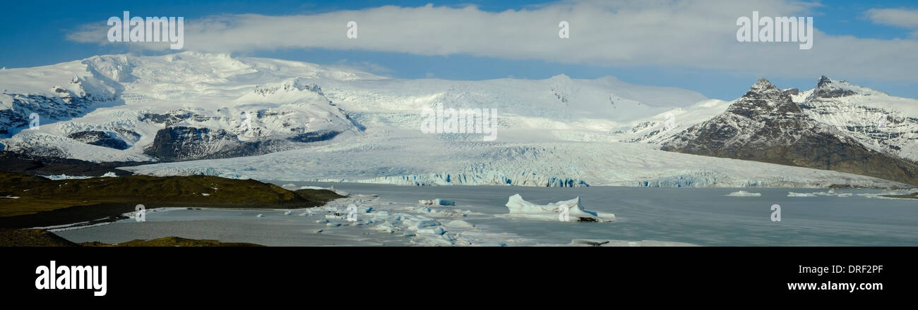 Eisberge am Gletschersee am Jökulsárlón mit Schnee auf das Inlandeis der Vatnajökull hinter Island, Polarregionen Stockfoto