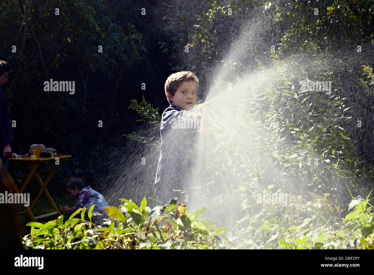 Zwei Kinder, Gartenarbeit, München, Bayern, Deutschland Stockfoto