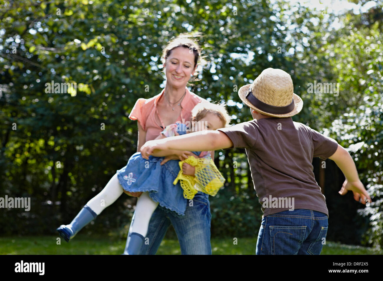 Mutter spielen mit Kindern im Garten, München, Bayern, Deutschland Stockfoto