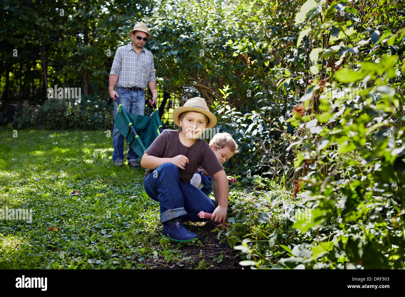 Familie, die Arbeit im Garten, München, Bayern, Deutschland Stockfoto