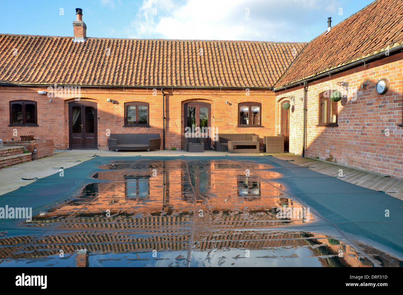 Swimmingpool im Innenhof mit Deckel Stockfoto