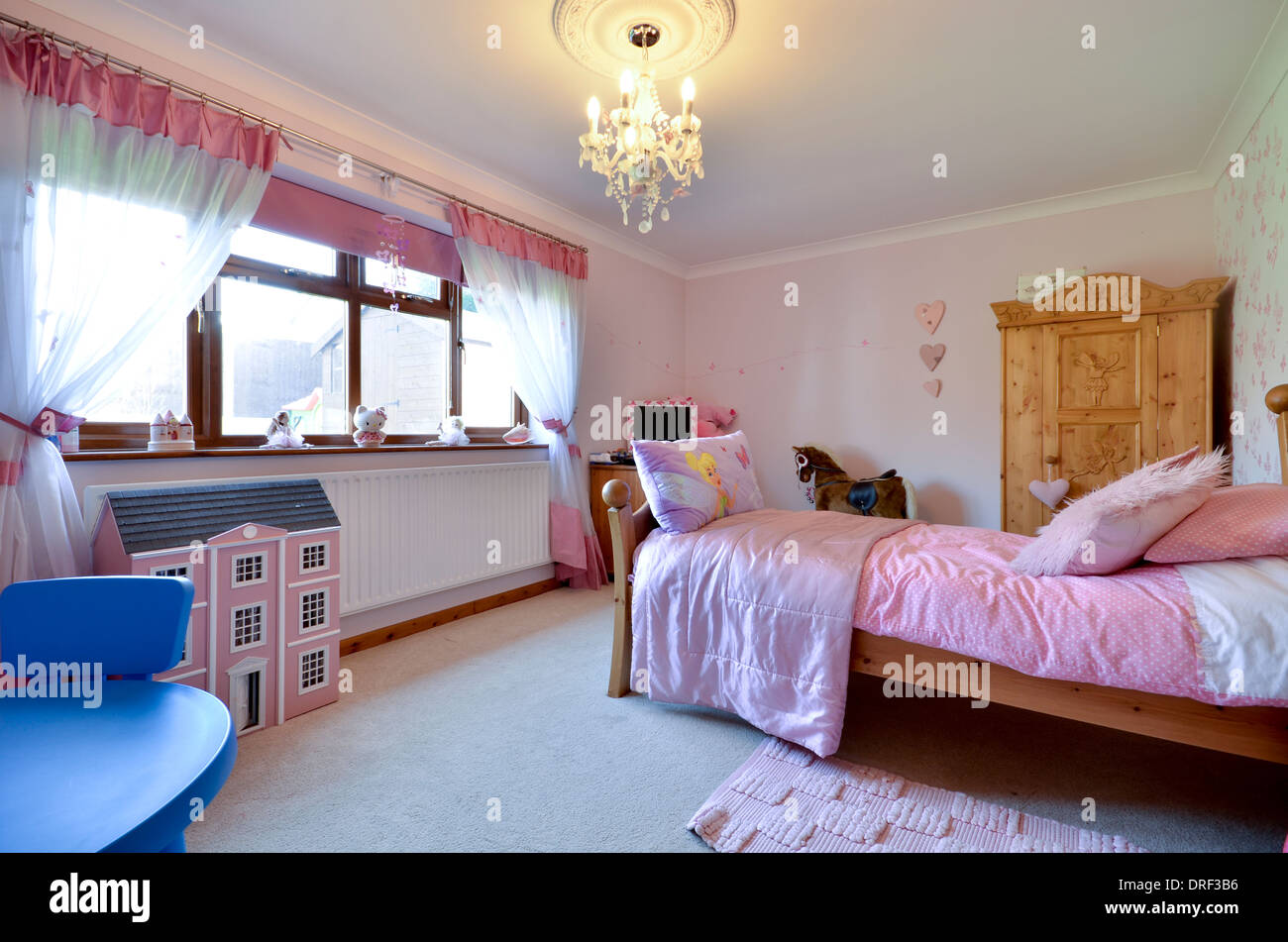 Mädchen Schlafzimmer mit Puppenhaus Stockfoto