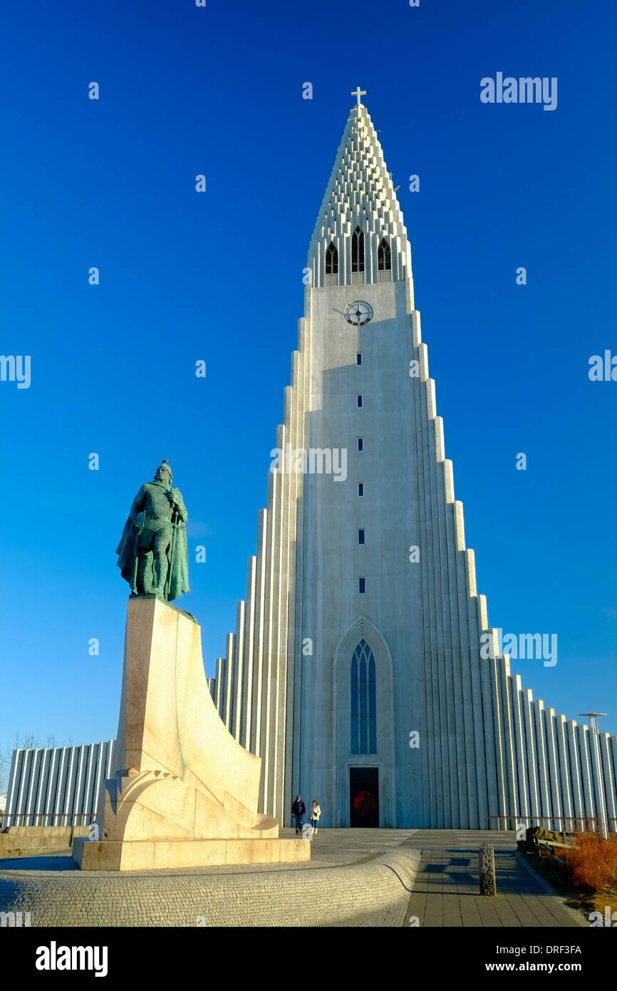 Island-Reykjavik-Statue von Leifur Eriksson und Hallgrimskirkja Kirche Stockfoto