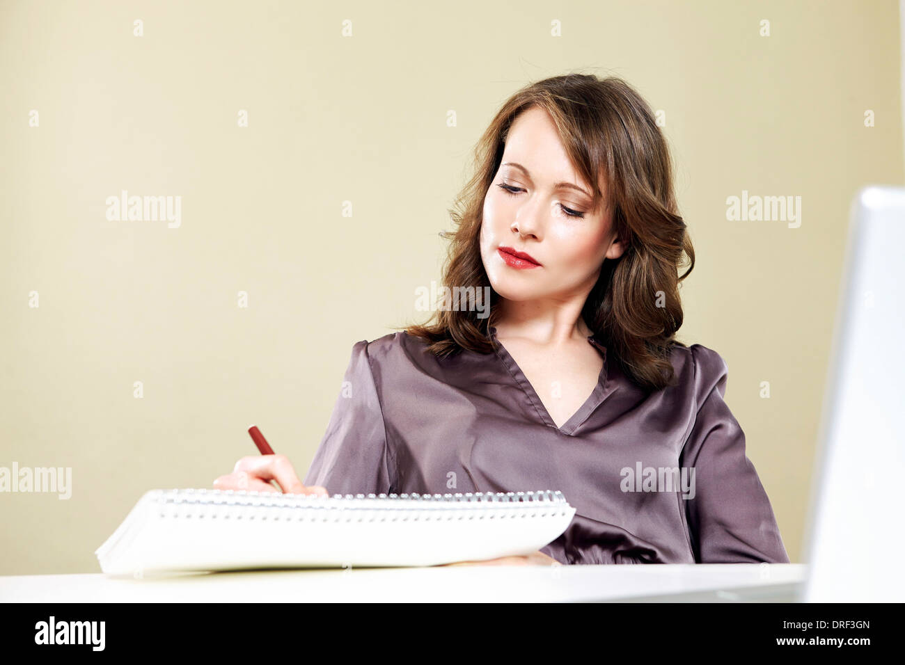 Frau arbeitet zu Hause, im Kalender, München, Bayern, Deutschland Stockfoto