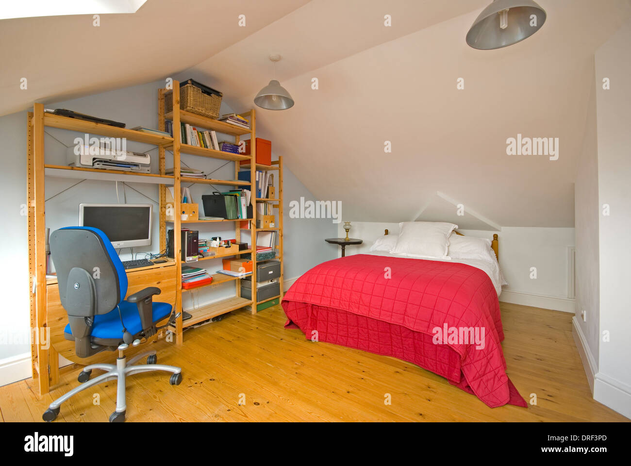 Teenager-Schlafzimmer mit Bett, Regale und computer Stockfoto