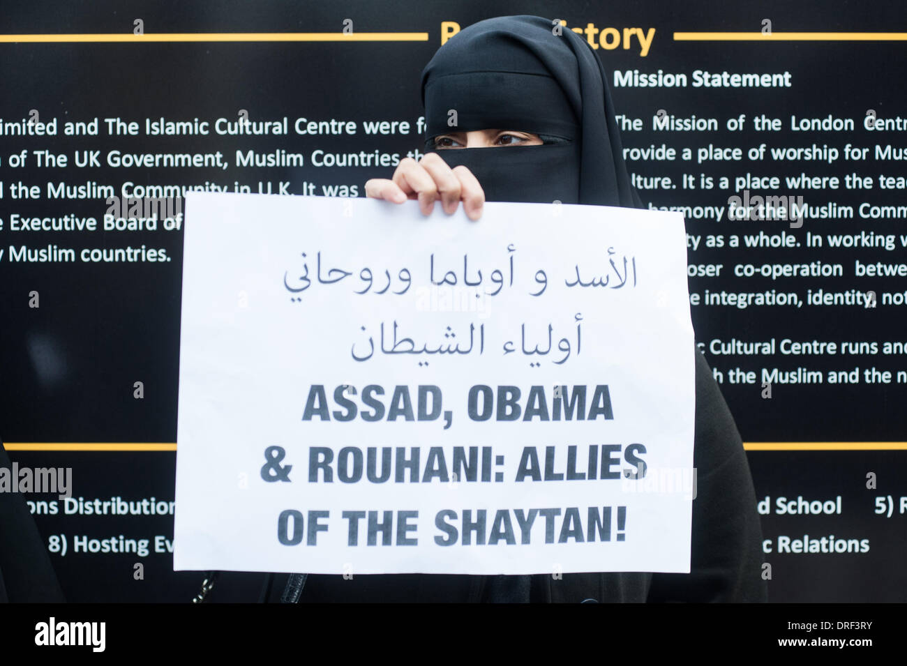 London, UK. 24. Januar 2014. Ein Demonstrant hält eine Plakat-Lesung "Assad, Obama & Rohani: Verbündete von den Shaytan!" vor der Regents Park Moschee. Bildnachweis: Piero Cruciatti/Alamy Live-Nachrichten Stockfoto