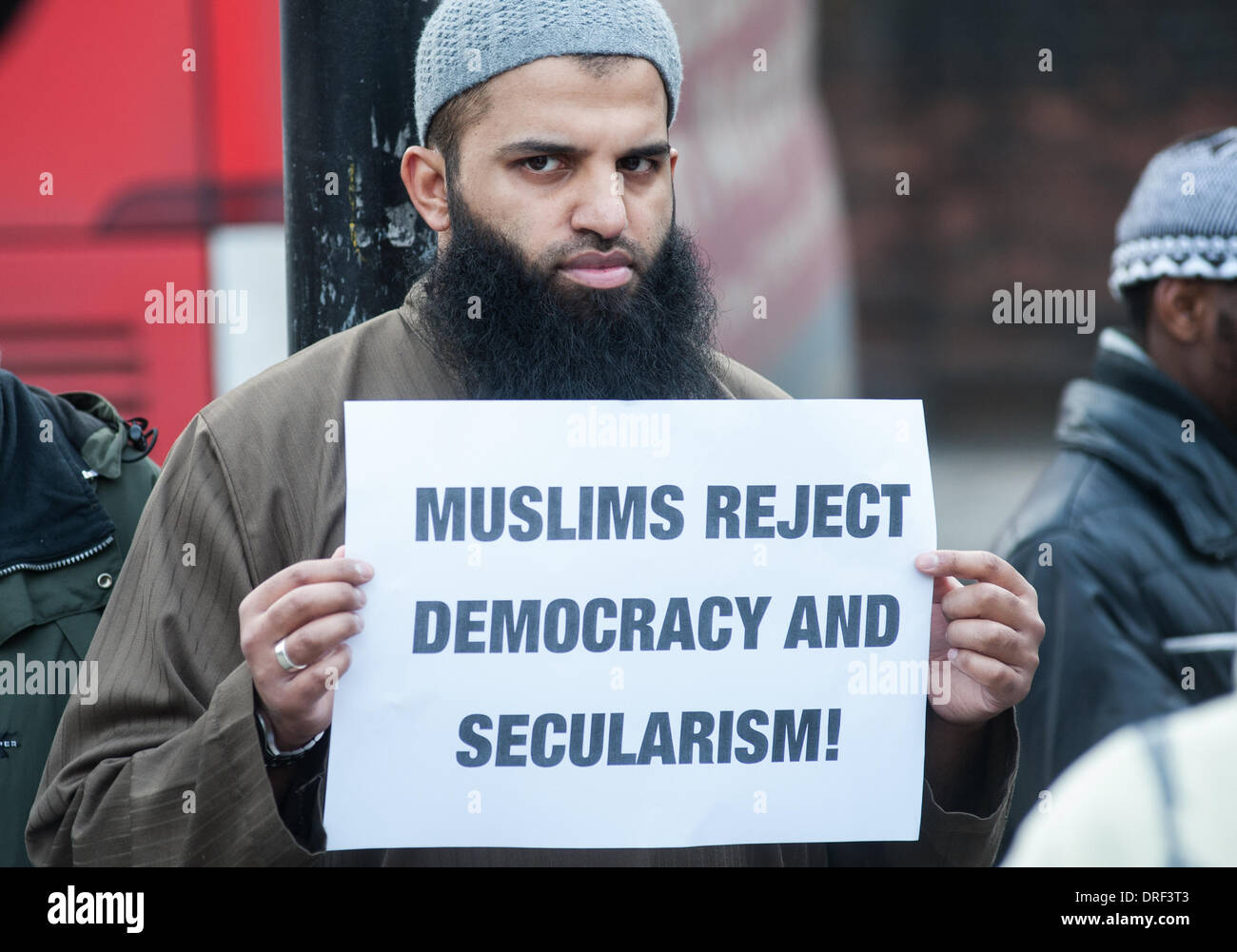 London, UK. 24. Januar 2014. Abu Walaa, Gründer der muslimischen Gefangenen hält ein Plakat "Muslime Demokratie und Säkularismus außerhalb der Regents Park Moschee ablehnen!" zu lesen. Bildnachweis: Piero Cruciatti/Alamy Live-Nachrichten Stockfoto