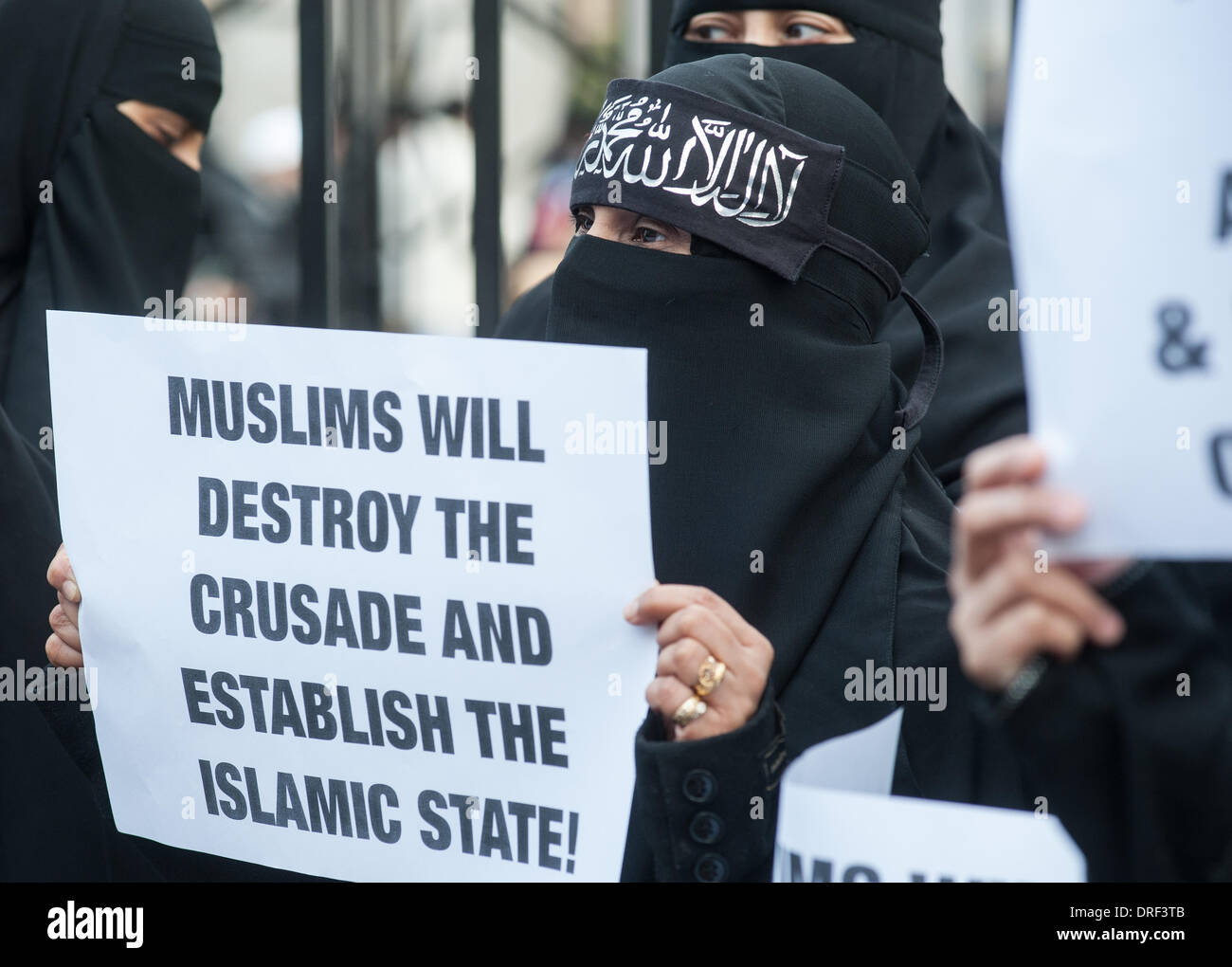 London, UK. 24. Januar 2014. Ein Demonstrant hält ein Plakat lesen "Muslime den Kreuzzug und Durchschnittswerte der islamische Staat außerhalb der Regents Park Moschee zerstören werden!". Bildnachweis: Piero Cruciatti/Alamy Live-Nachrichten Stockfoto