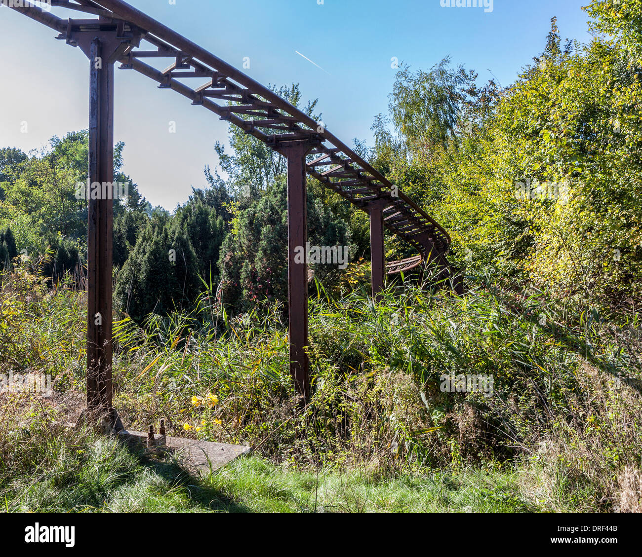 Rostige Rollercoaster Schienen über die überwucherten, weedy stillgelegten Freizeitpark - Spreepark, Planterwald, Berlin, Deutschland Stockfoto