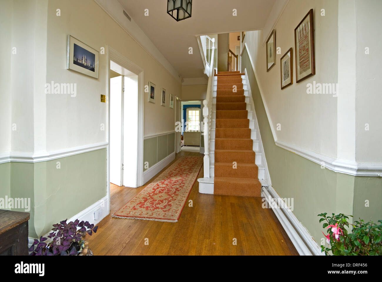 Flur und Treppe in modernes Haus Stockfoto
