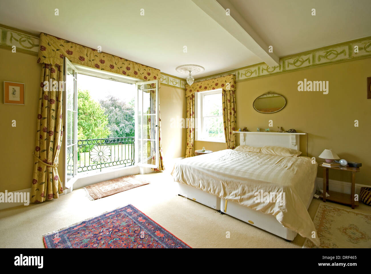 Periode Schlafzimmer mit französischen Türen und Balkon Stockfoto