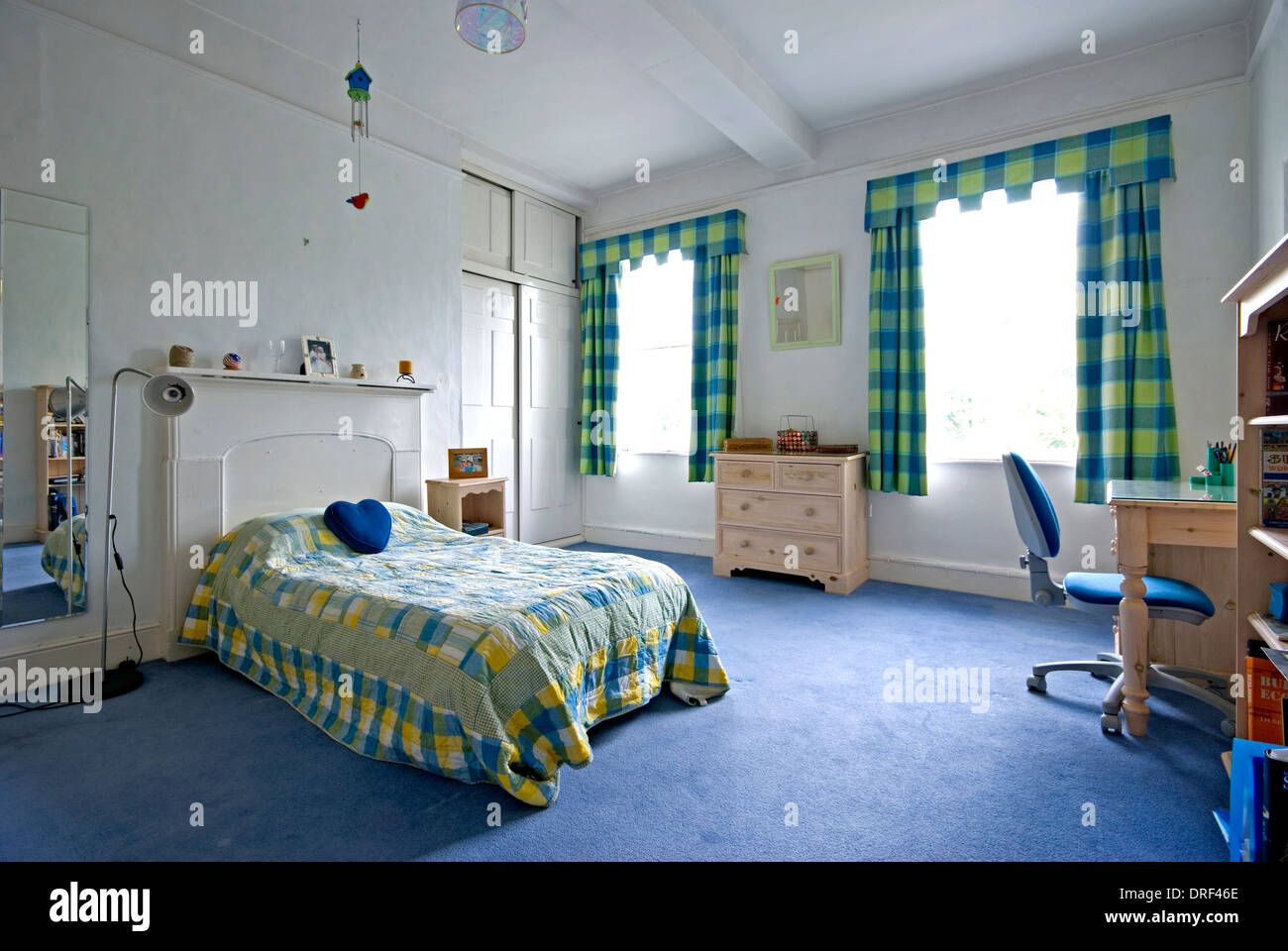Schlafzimmer mit blauen Teppich und zwei große Fenster Stockfoto