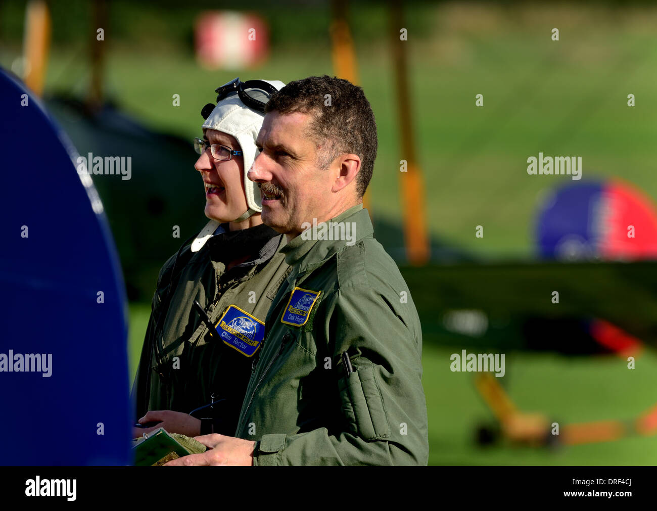 Pilotin, Clare Tector und Group Captain Christopher Huckstep DFC, RAF-Chef-Testpilot. Shuttleworth Collection pilots.UK Stockfoto