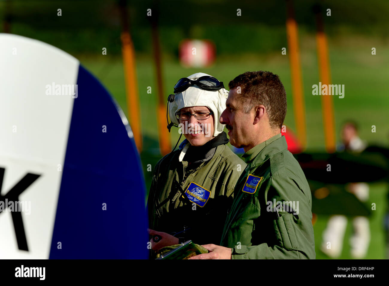 Pilotin, Clare Tector und Group Captain Christopher Huckstep DFC, RAF-Chef-Testpilot. Shuttleworth Collection pilots.UK Stockfoto