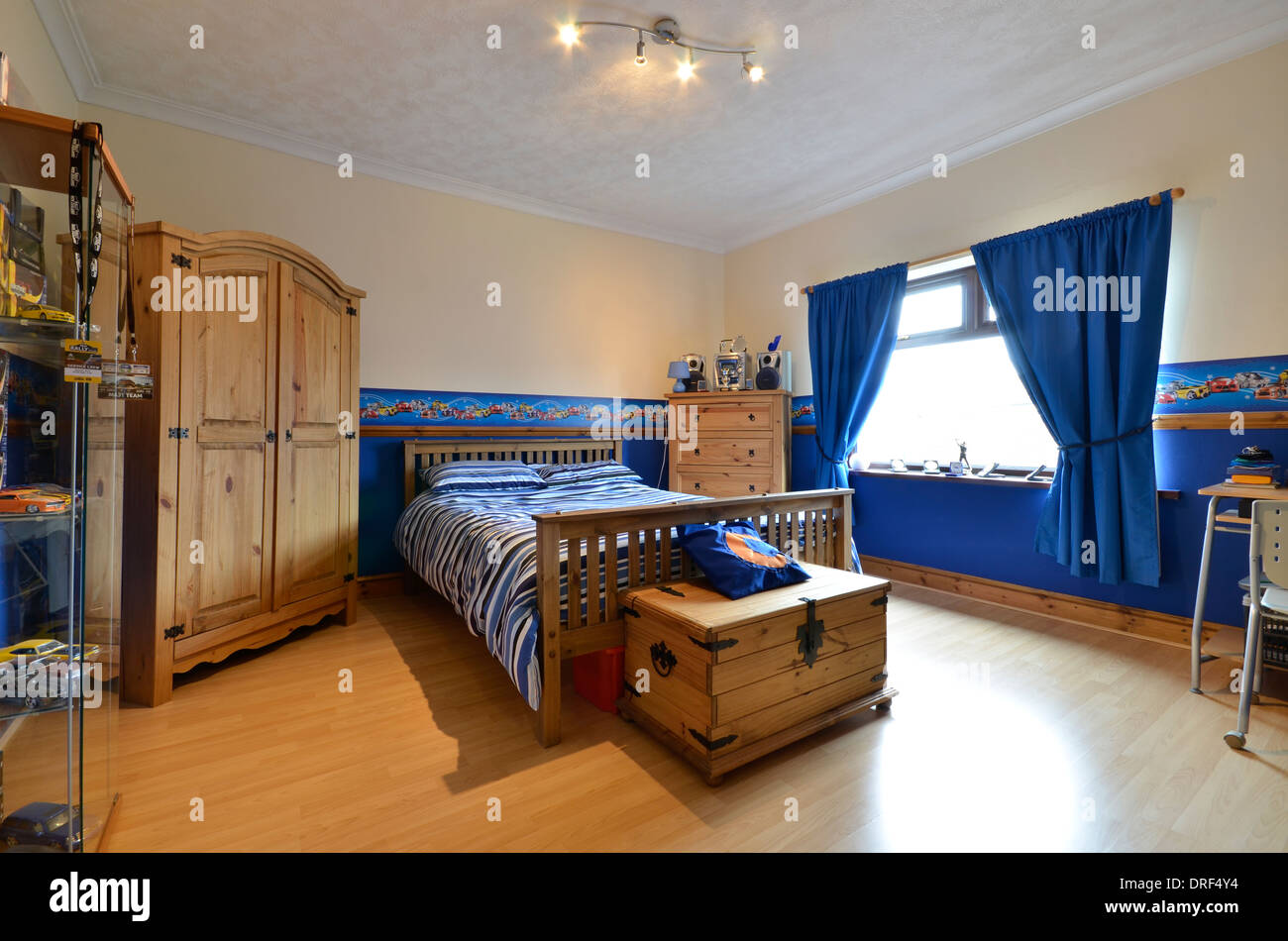 Teenager-Schlafzimmer in blau mit Kiefer Kleiderschrank Stockfoto
