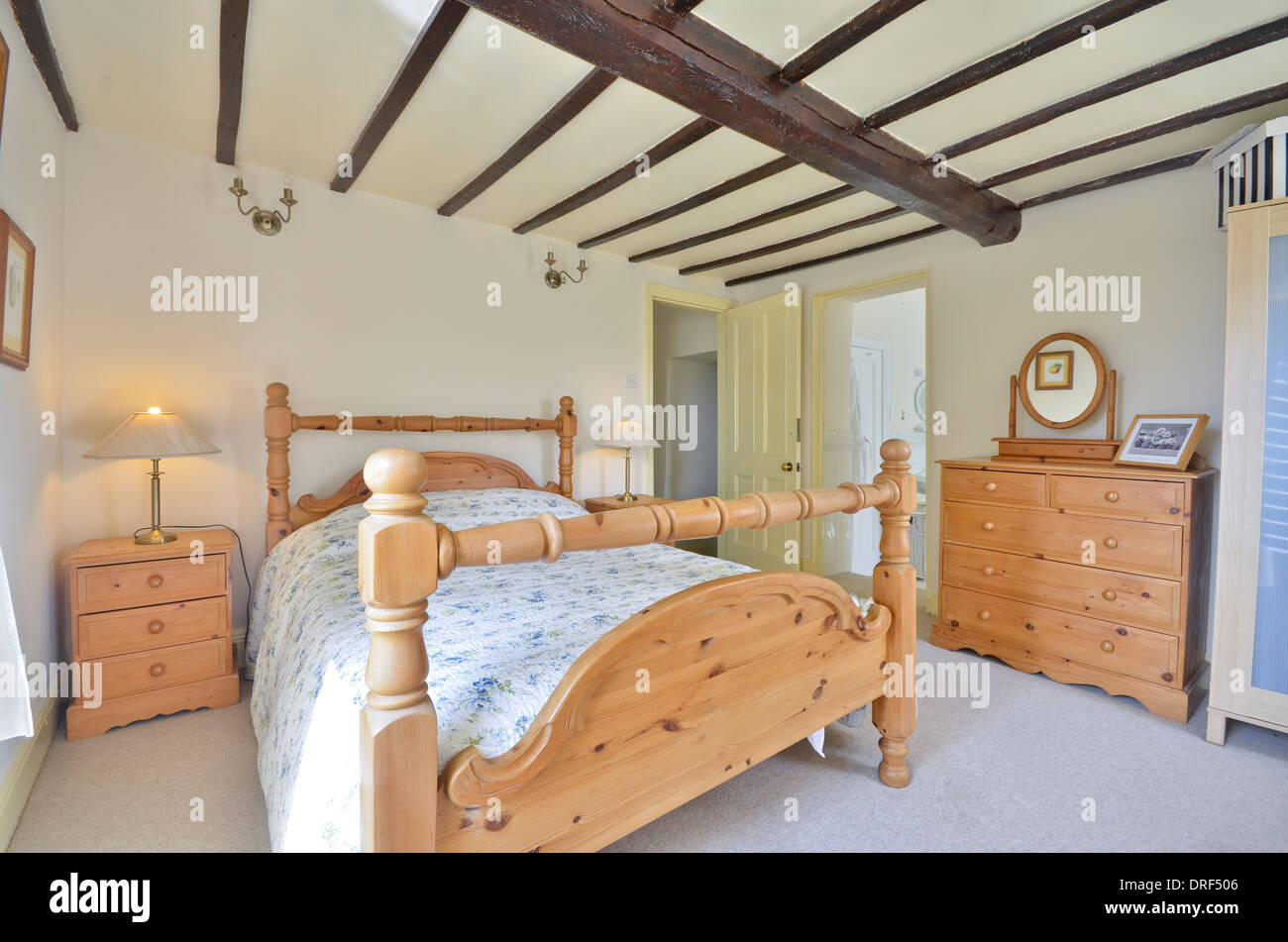 Gästezimmer mit gerahmten Doppelbett Kiefer und Möbeln aus Kiefernholz Stockfoto