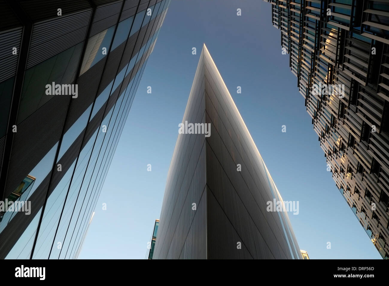 Moderne Bürogebäude gegen blauen Himmel, Financial District, London Stockfoto