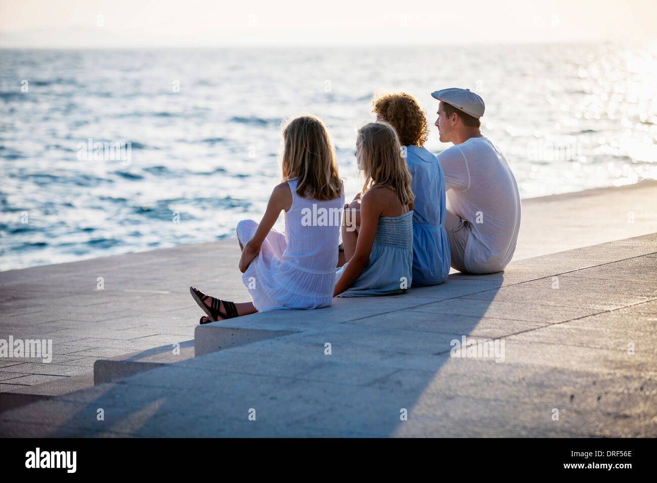 Familie auf der Promenade, Blick auf See, Zadar, Kroatien Stockfoto