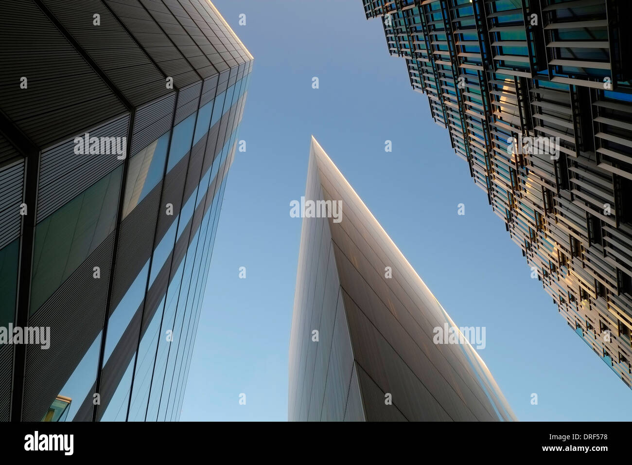 Moderne Bürogebäude gegen blauen Himmel, Financial District, London Stockfoto