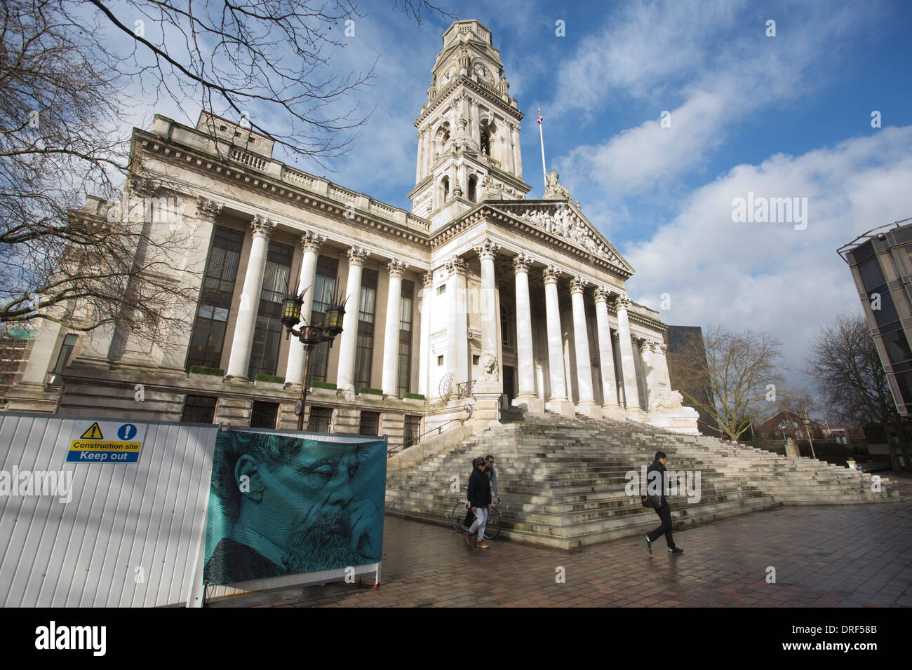 Portsmouth Guildhall Square, wo befindet sich die Statue von Charles Dickens platzieren, Portsmouth, Hampshire, England, UK Stockfoto