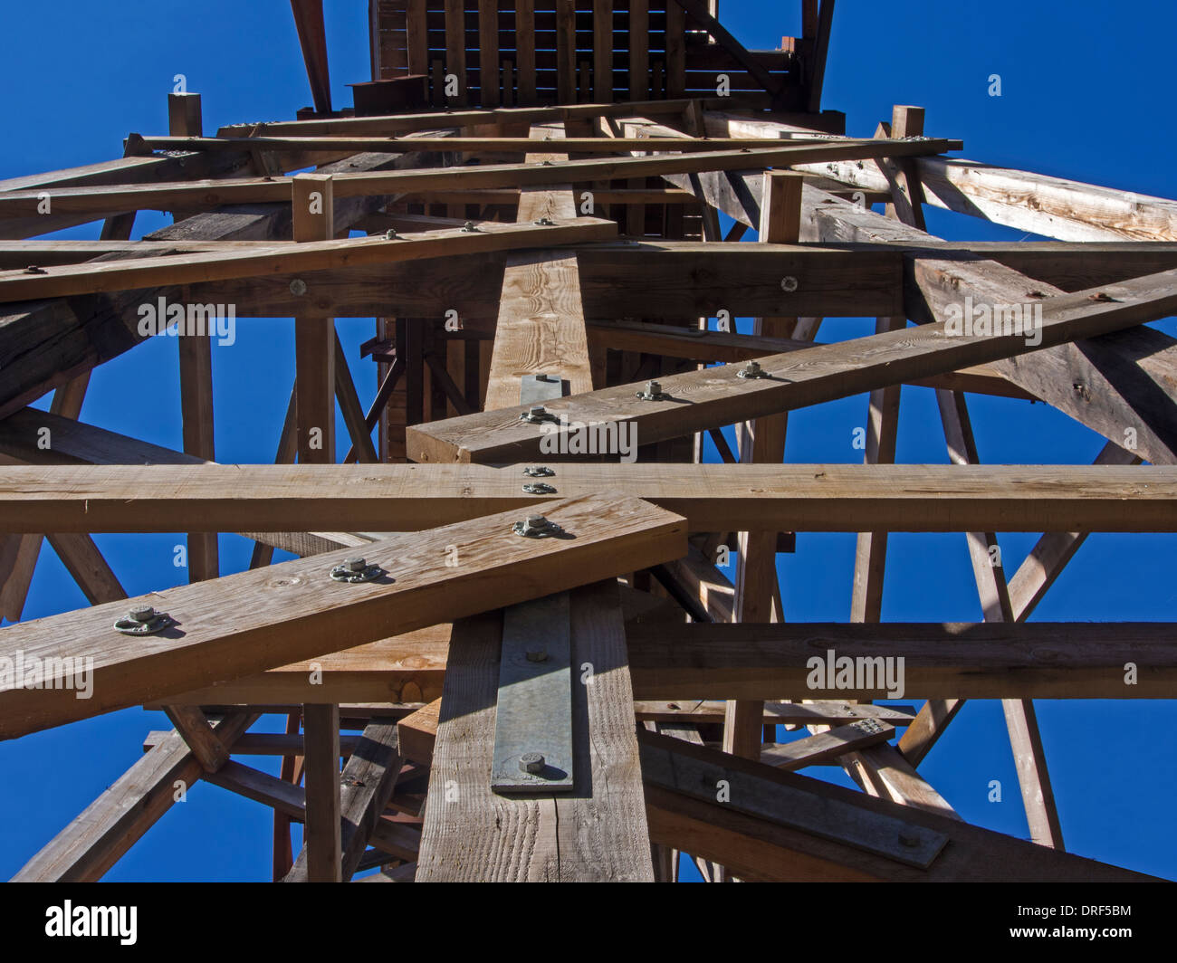 eine Eisenbahnbrücke Holz Gestell, vor kurzem renoviert, ist vor einem blauen Himmel von Britisch-Kolumbien gesehen. Stockfoto