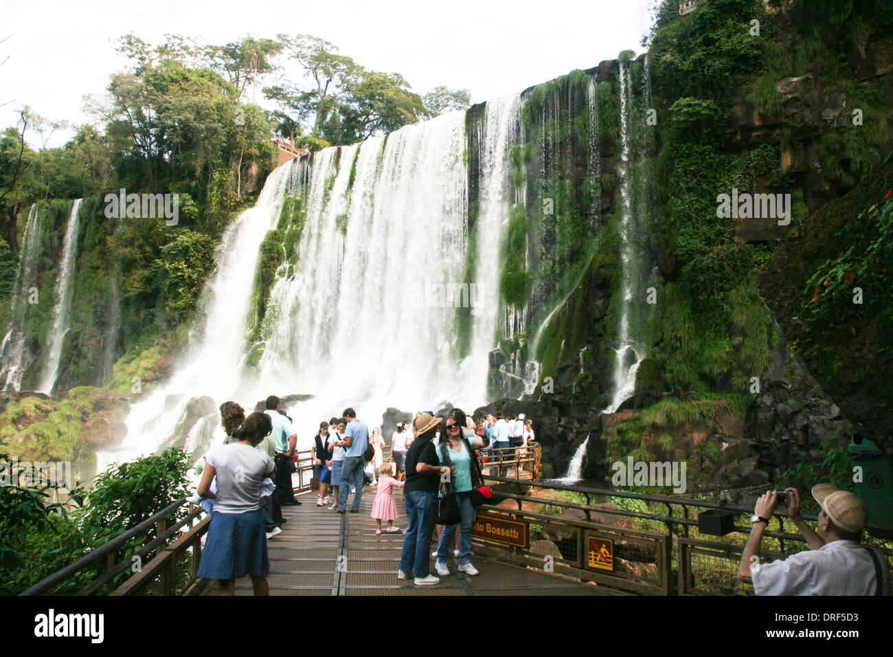 Touristen in Iguazu-Wasserfälle Argentinien Brasilien Stockfoto