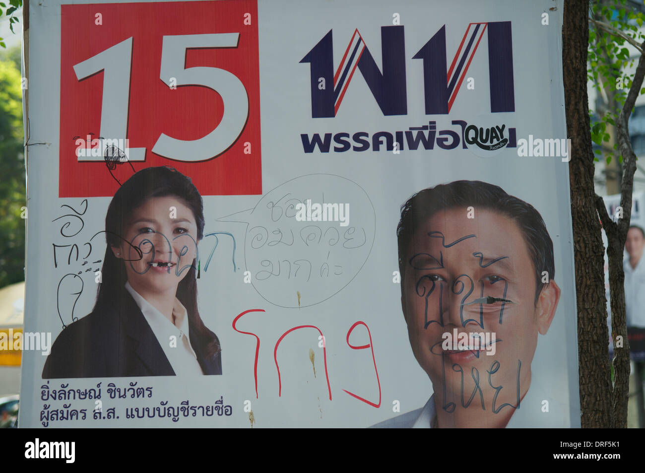 Bangkok, Thailand. Jan. 24th, 2014. Ein unkenntlich Wahlplakat von Yingluck Shinawatra, der derzeitige Premierminister von Thailand. Die Thailändischen nationalen Wahlen für den 2. Februar geplant. An Tag 12 der "Shutdown Bangkok', Vandalismus und Graffiti überall sind. Nach fast 3 Monaten zu protestieren, gibt es immer noch Zehntausende von Demonstranten auf den Straßen von Bangkok den Ruecktritt von thailändischen Premierminister Yingluck Shinawatra. "Shutdown Bangkok", organisiert von der demokratischen Reform Committee (PDRC). Credit: Kraig Lieb/Alamy leben Nachrichten Stockfoto