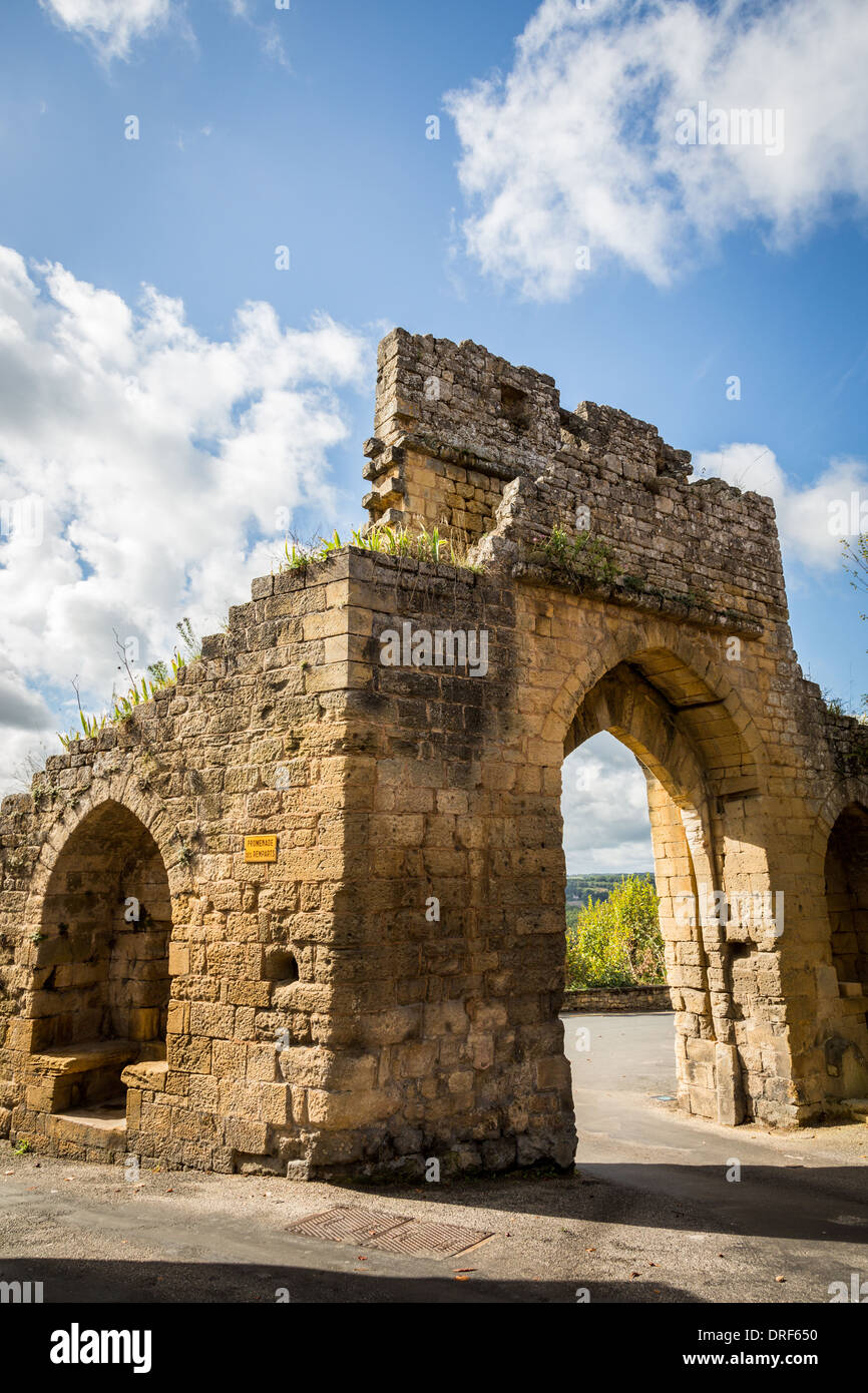 Domme, Dordogne, Frankreich, Europa. Porte del Bos, alte steinerne Stadtmauer und Tor. Stockfoto