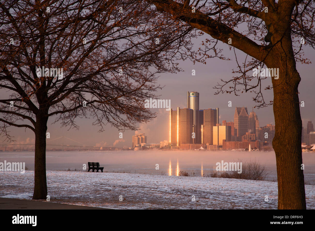 Detroit, Michigan - Downtown Detroit und den eisigen Detroit River, von Belle Isle, ein Stadtpark in der Mitte des Flusses. Stockfoto