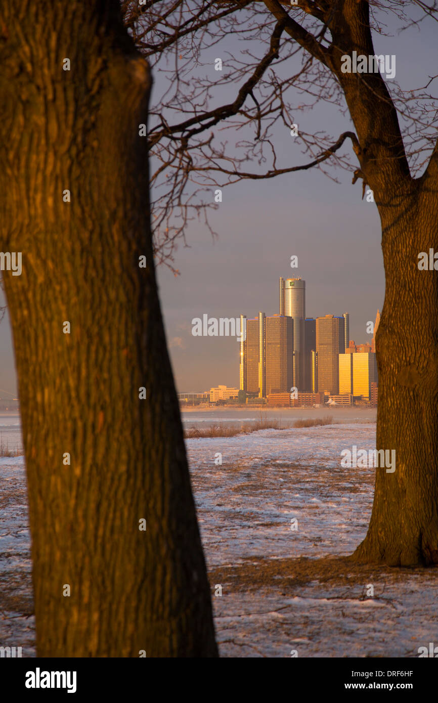 Detroit, Michigan - Downtown Detroit und den eisigen Detroit River, von Belle Isle, ein Stadtpark in der Mitte des Flusses. Stockfoto