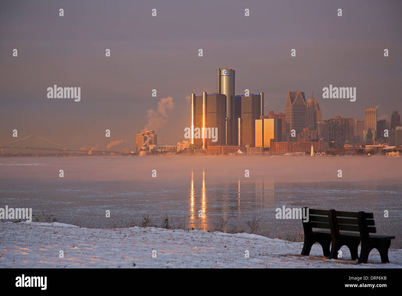 Detroit, Michigan - Downtown Detroit und den eisigen Detroit River, von Belle Isle, ein Stadtpark in der Mitte des Flusses. Stockfoto