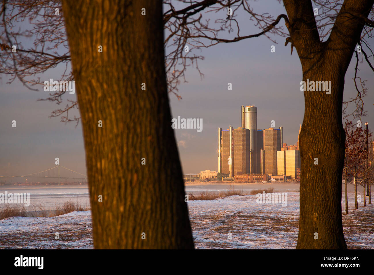 Detroit, Michigan - Downtown Detroit und den eisigen Detroit River, von Belle Isle, ein Stadtpark in der Mitte des Flusses. Stockfoto