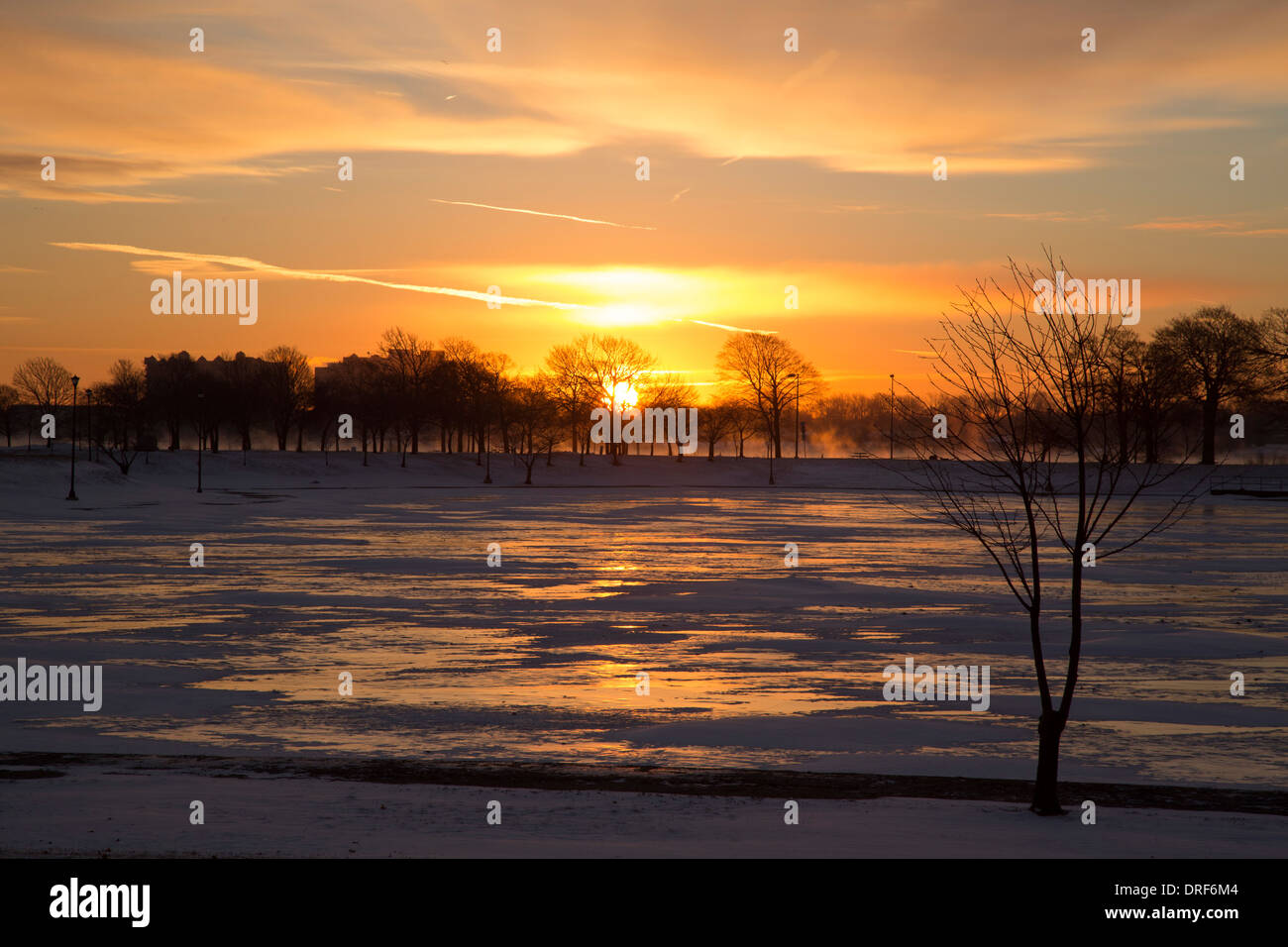 Sonnenaufgang über der gefrorenen Scott Brunnen Lagune auf Belle Isle, ein Detroit City Park in der Mitte den Detroit River. Stockfoto