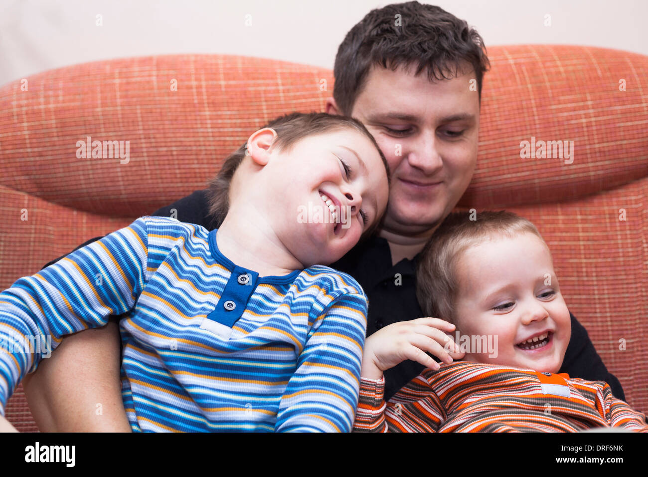 Nahaufnahme des Knaben glückliche Kinder und Papa Spaß zu Hause auf sofa Stockfoto