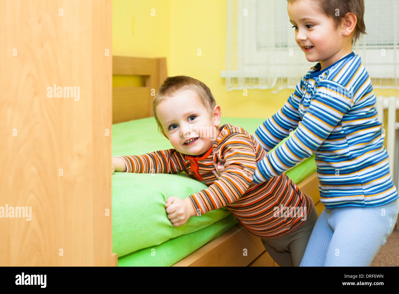 Zwei Kinder zusammen spielen und Spaß zu Hause Stockfoto