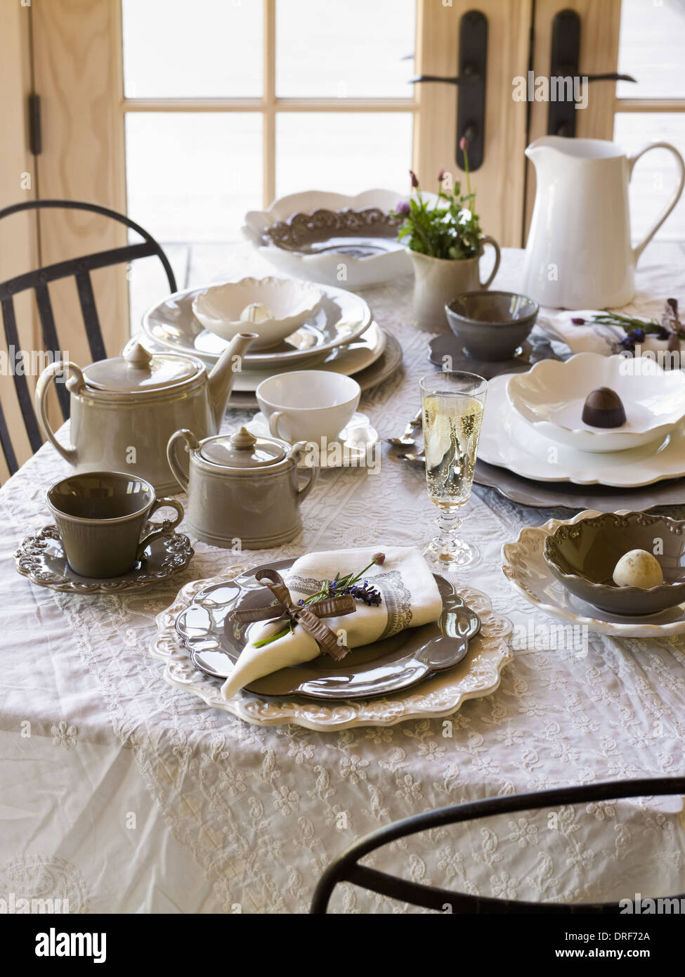Maryland USA Tisch gedeckt für Mahlzeit weißen Tisch Tuch weiße china Stockfoto