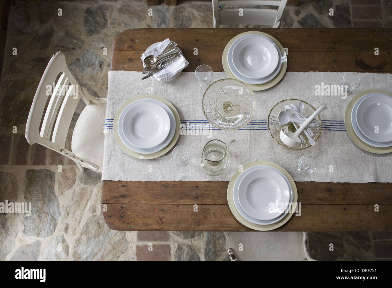 Maryland USA Tisch gedeckt mit weißem Geschirr und Glaswaren Stockfoto
