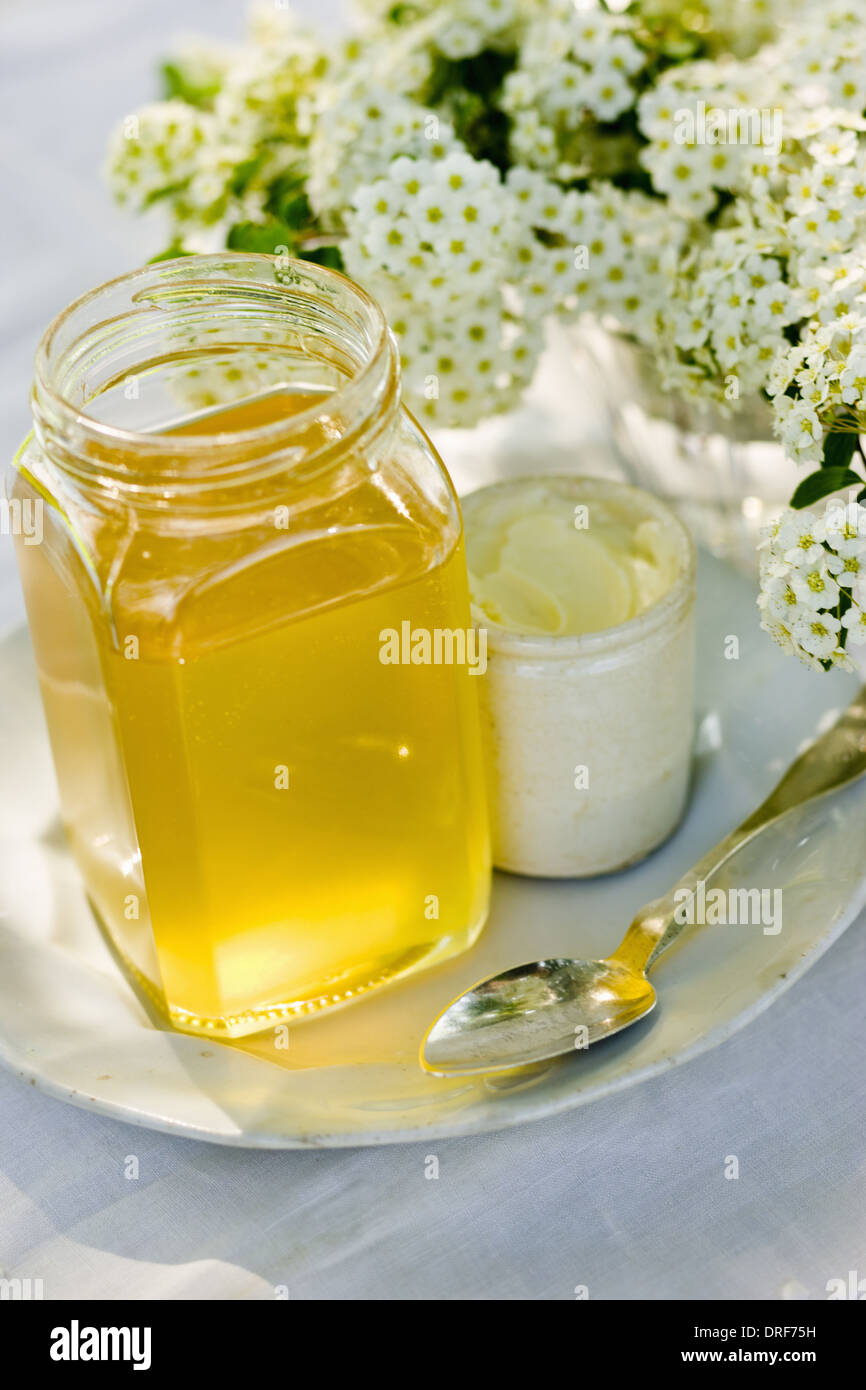 Maryland USA Vase mit frischen Blumen Krug, Sahne und Topf Honig Stockfoto