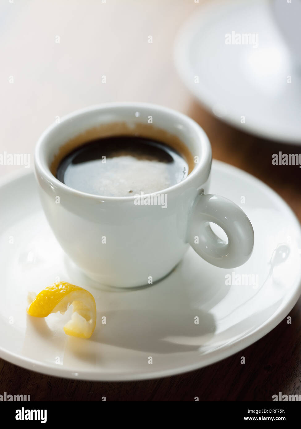 Maryland USA Tasse schwarzen Kaffee kleine Drehung von Zitronenschale Stockfoto