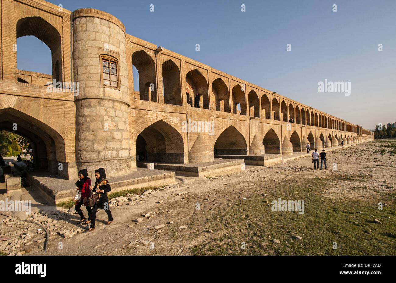 Brücke-Sio-She-Pol über trockenen Fluss Zayandeh Rud in Isfahan, Unabhängigkeitsbewegung-e Esfahan, Iran Stockfoto