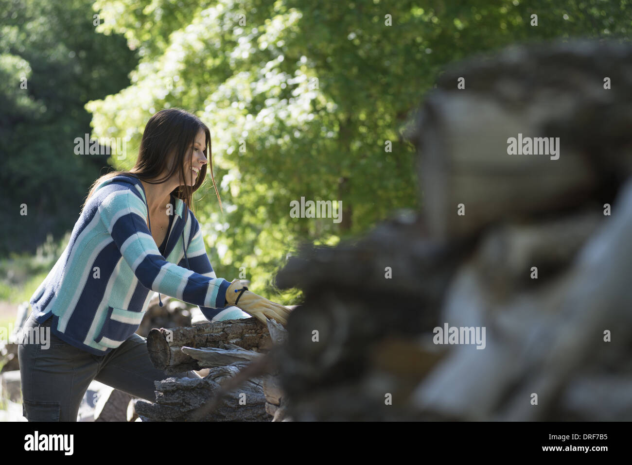 Utah USA Frau mit langen schwarzen Haaren draußen an der frischen Luft Stockfoto