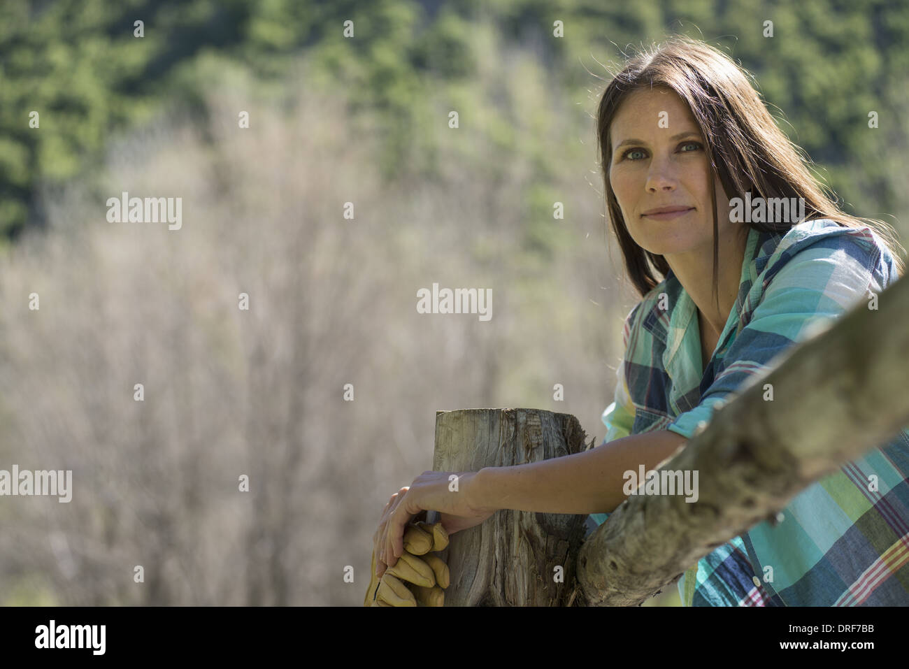 Utah USA Frau mit langen schwarzen Haaren draußen an der frischen Luft Stockfoto