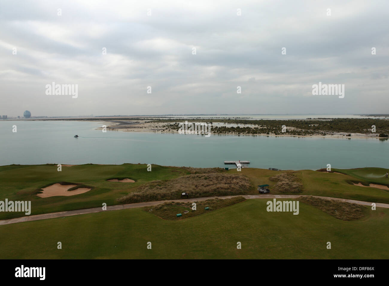 Yas Links Golf Course in Abu Dhabi. Der Kurs mit Blick auf die Mangroven. Stockfoto