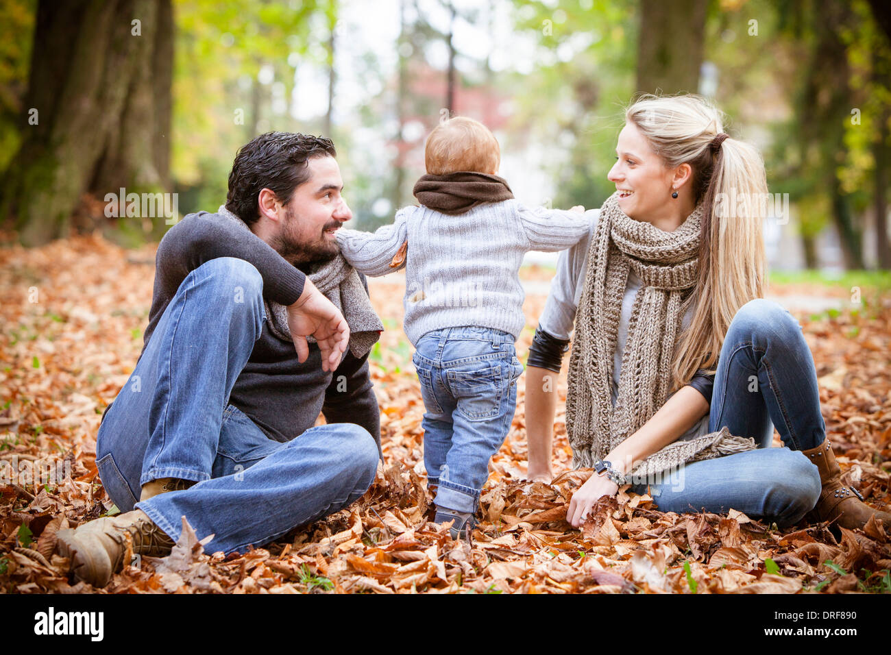 Familie mit einem Kind im Herbst, Osijek, Kroatien Stockfoto Familie mit einem Kind im Herbst, Osijek, Kroatien Stockfoto