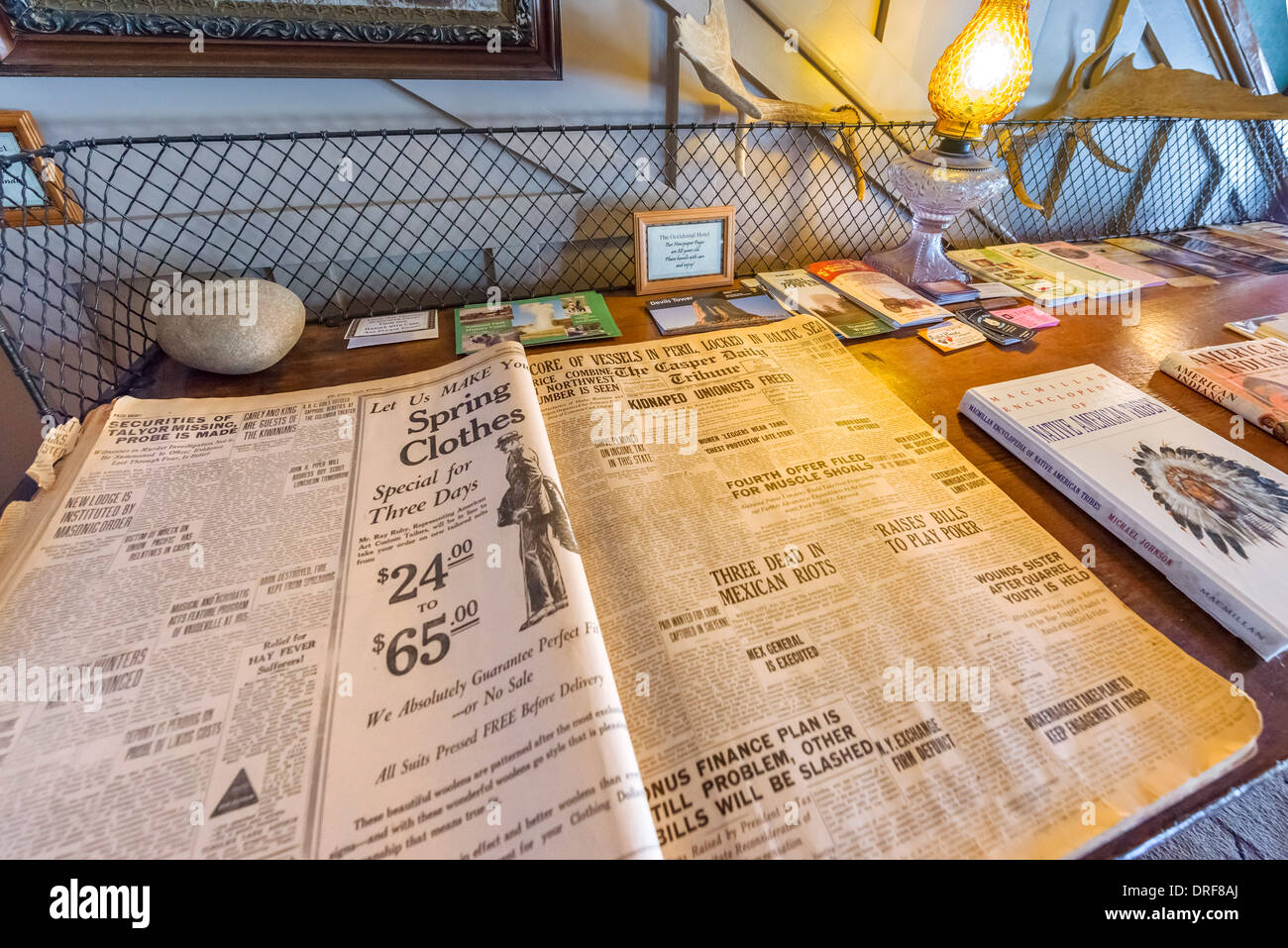 Frühe 20thC-Ausgaben von Zeitungen im Museum des historischen Occidental Hotels, Main Street, Buffalo, Wyoming, USA Stockfoto