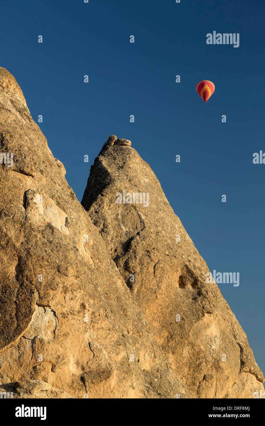 Feenkamine und Heißluftballon, in der Nähe von Göreme, Kappadokien, Türkei Stockfoto